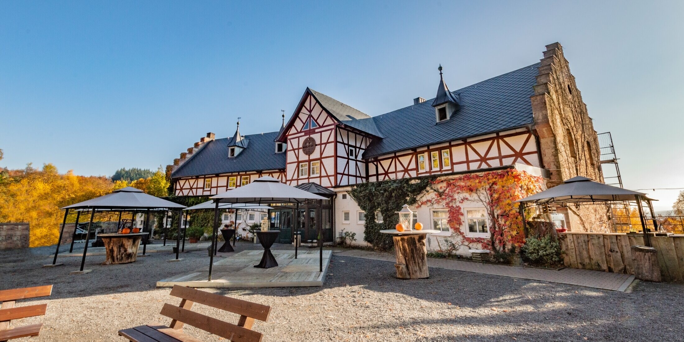 Komplettansicht des Hotels Burg Maienluft in Wasungen. Das Dach ist neu eingedeckt mit der PREFA Dachraute 29 × 29 in Anthrazit.