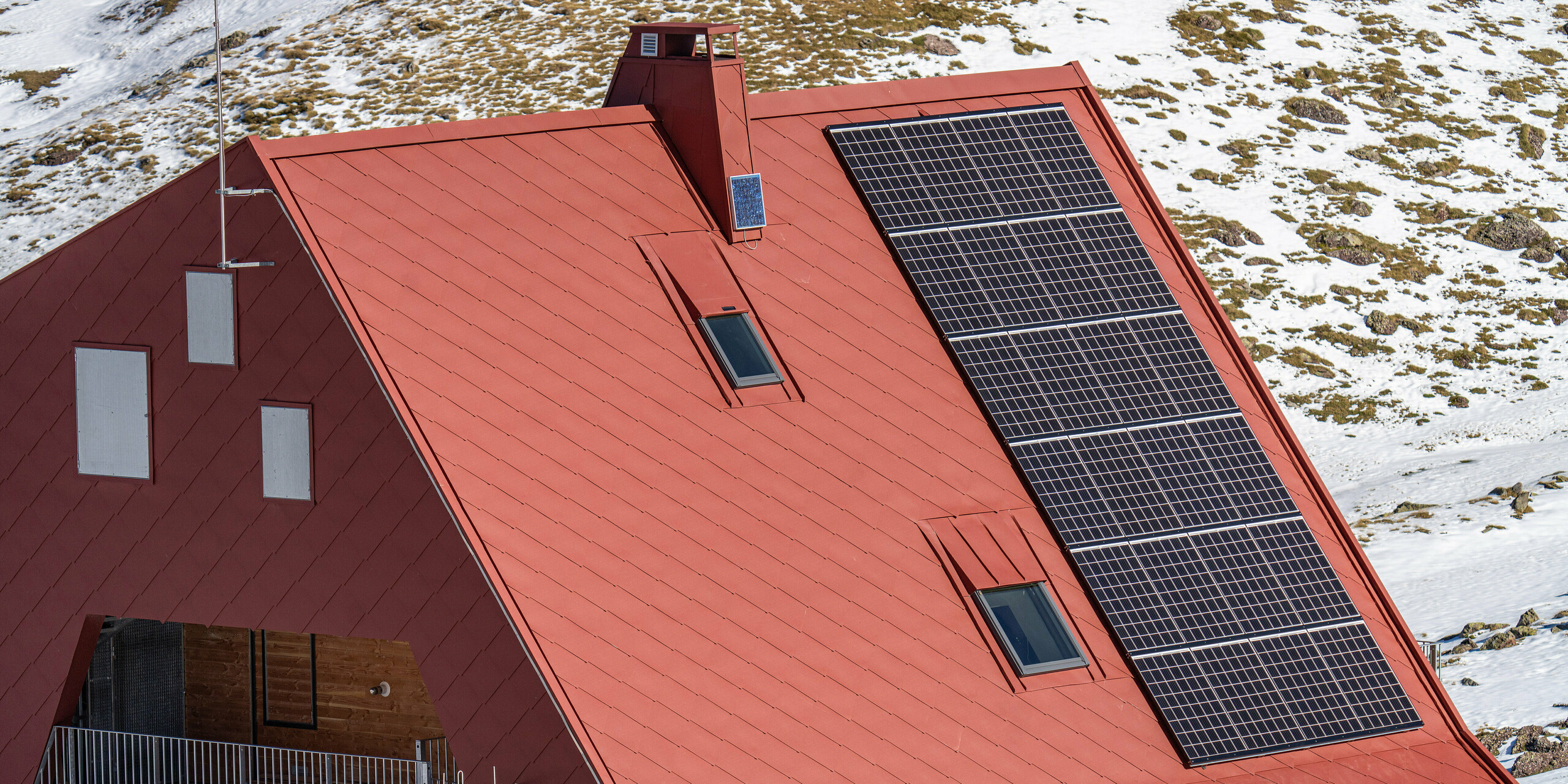 Vogelperspektive auf Schutzhütte Arlet mit PREFA Dachrauten und Wandrauten 44x44 in P.10 Oxydrot und PV-Anlage am Dach im Pyrenäen-Nationalpark 