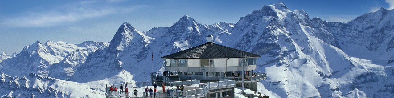 Das Gebäude auf dem Schilthorn P.10 mit anthrazitfarbener PREFA Dachplatte