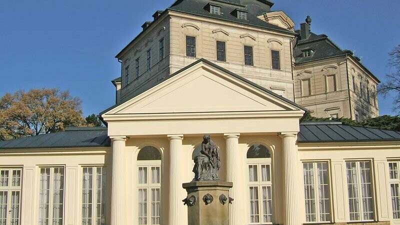 Prefalz der Farbe Anthrazit auf dem sanierten Dach eines tschechischen Schlosses