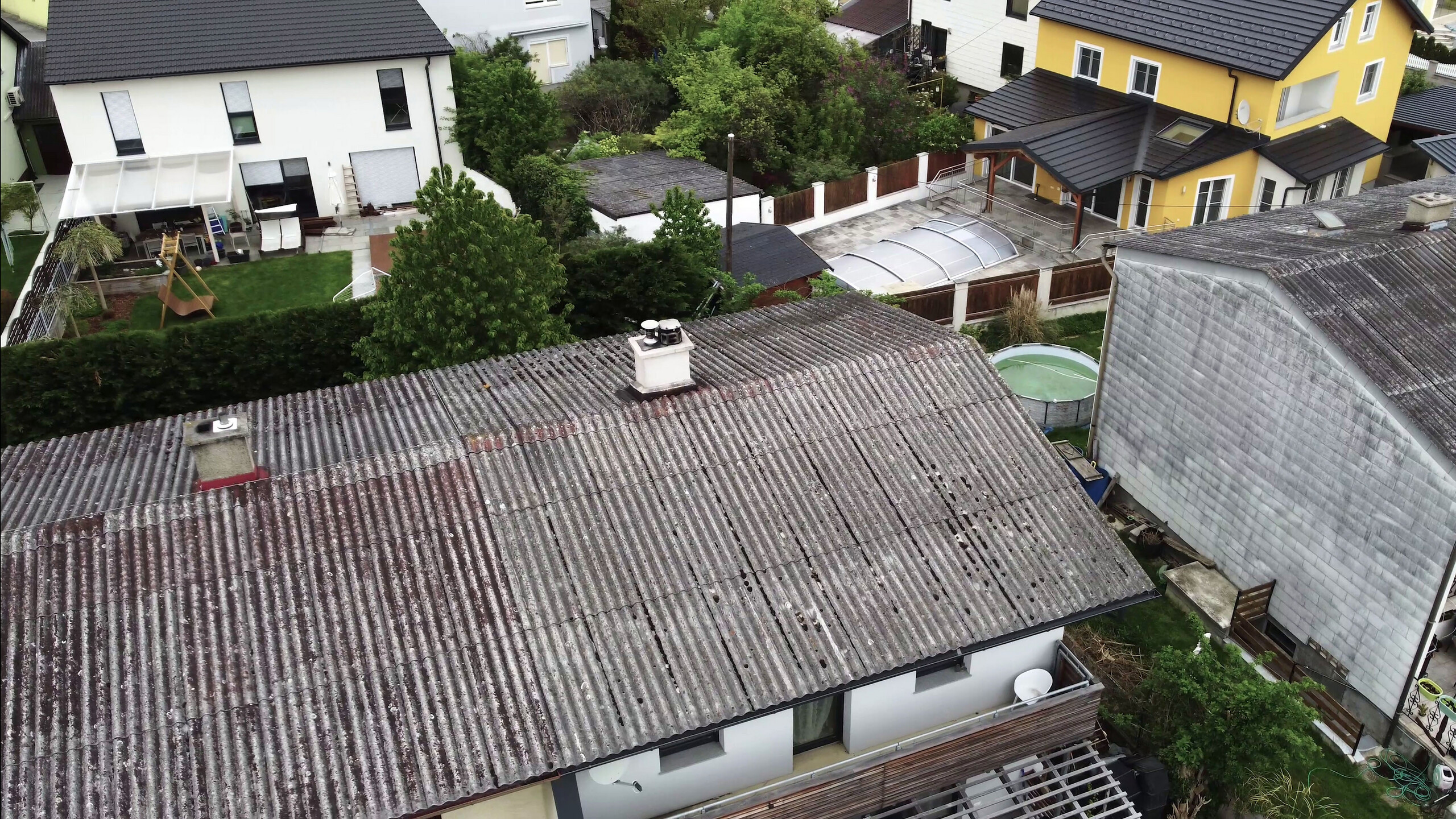 Ansicht des alten Eternit-Daches des EFH in Tulln vor der Dachsanierung.