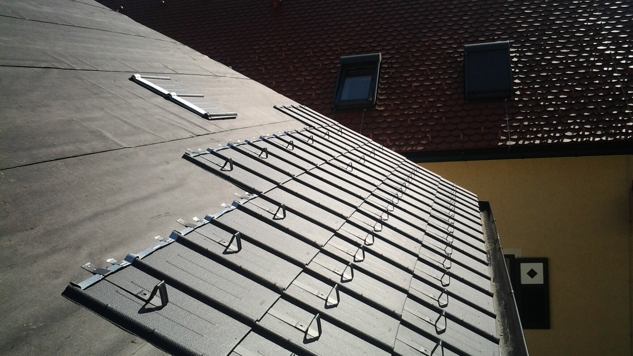 Verlegung der Dachplatten im Falz-in-Falz-System