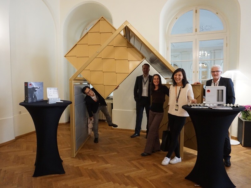 Gruppenbild des PREFA Teams gemeinsam mit ArchitektInnen beim Messestand in der Hofburg