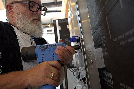 Tom Weiß vernietet eine Aluminium-Verbundplatte und nutzt dafür eine Nietmaschine und das PREFA-Plattenmundstück.