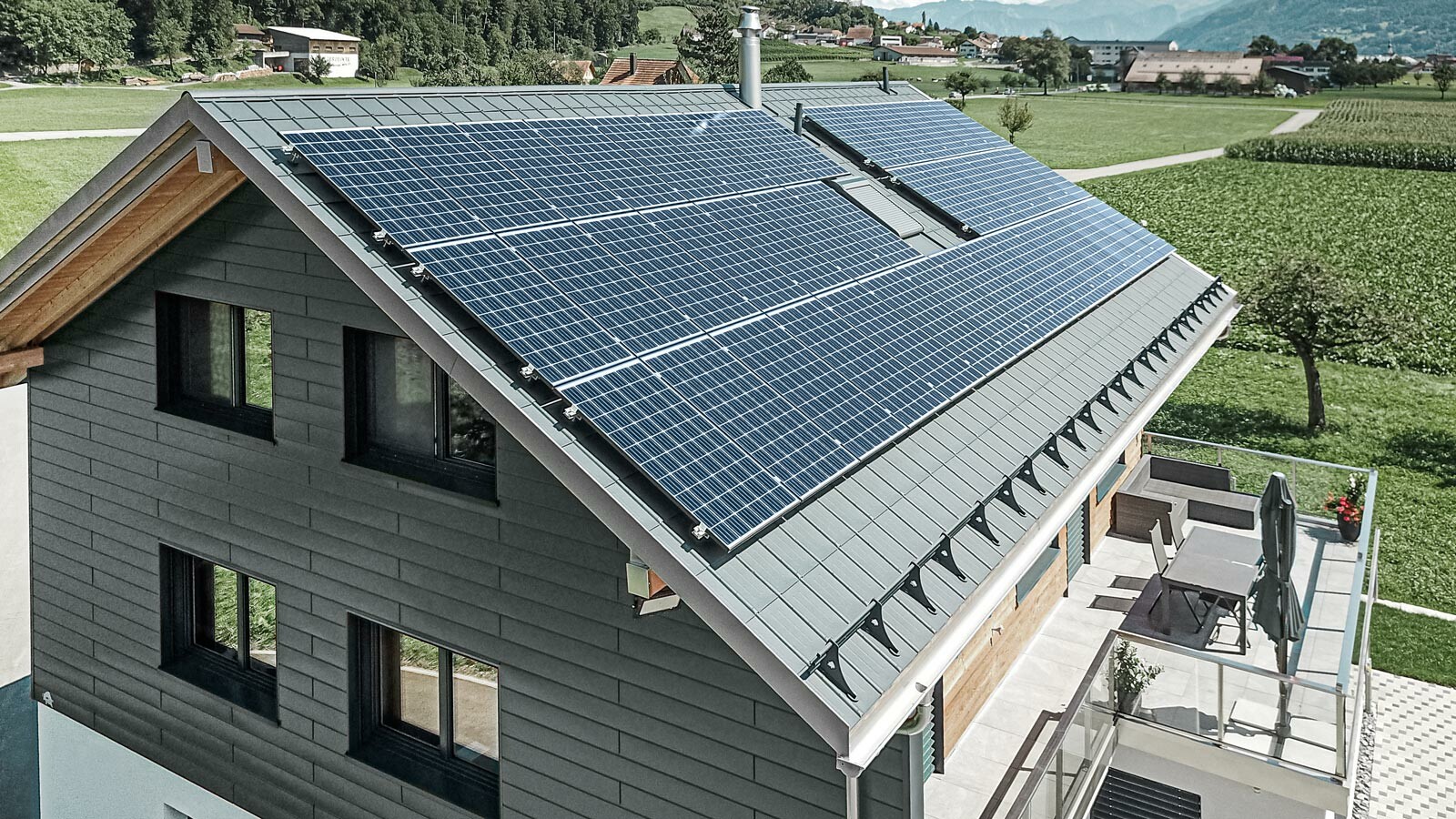 PREFA Dachplatte in der Farbe anthrazit mit einer montierten Photovoltaik-Anlage als Aufdach-Lösung.