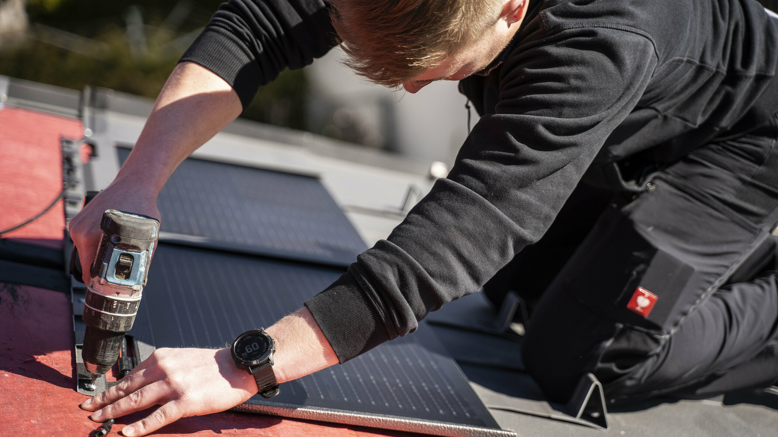 Ein PREFA Mitarbeiter bei der Verlegung der Solardachplatte.