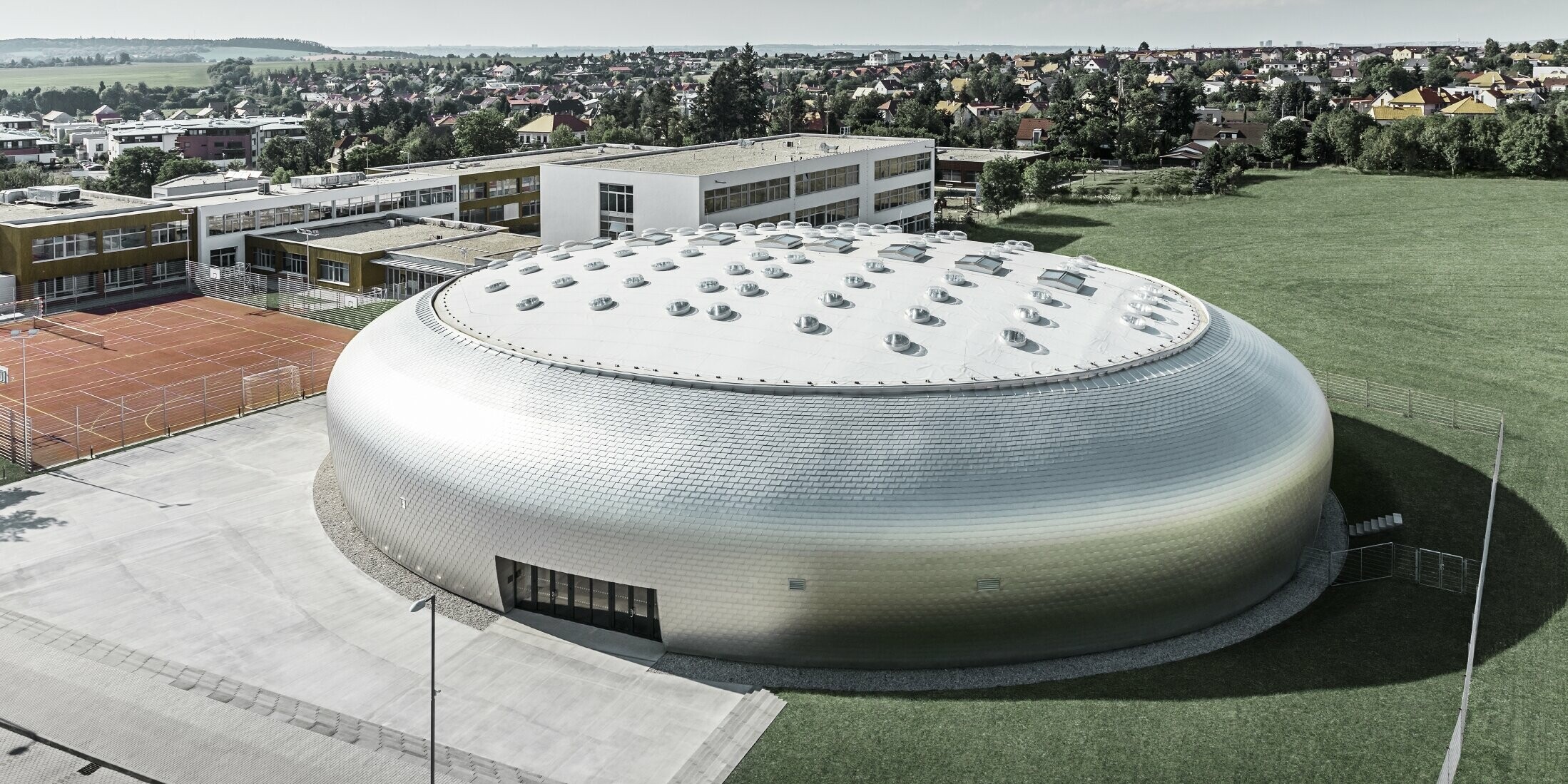 Luftaufnahme der Sporthalle in Tschechien mit der PREFA Wandschindel in Naturblank.