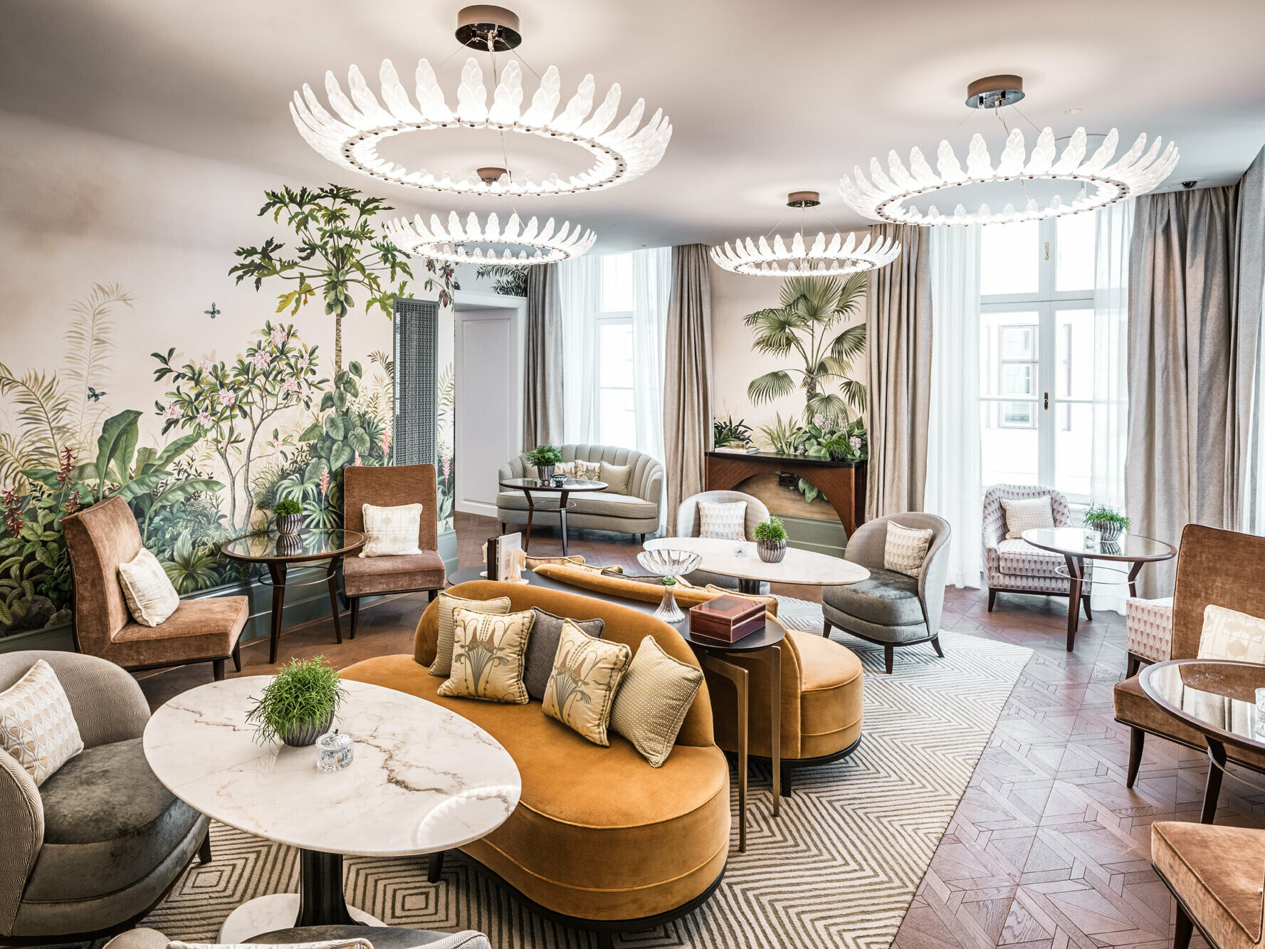 Interieur des Luxushotels: Edle Inneneinrichtung mit hochwertigen Möbeln und floralen Tapeten.